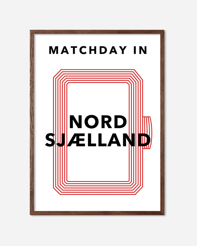 En F.C. Nordsjælland fodbold plakat med Nordsjællands stadion fra Matchday kollektionen i en mørk egetræsramme - Olé Olé