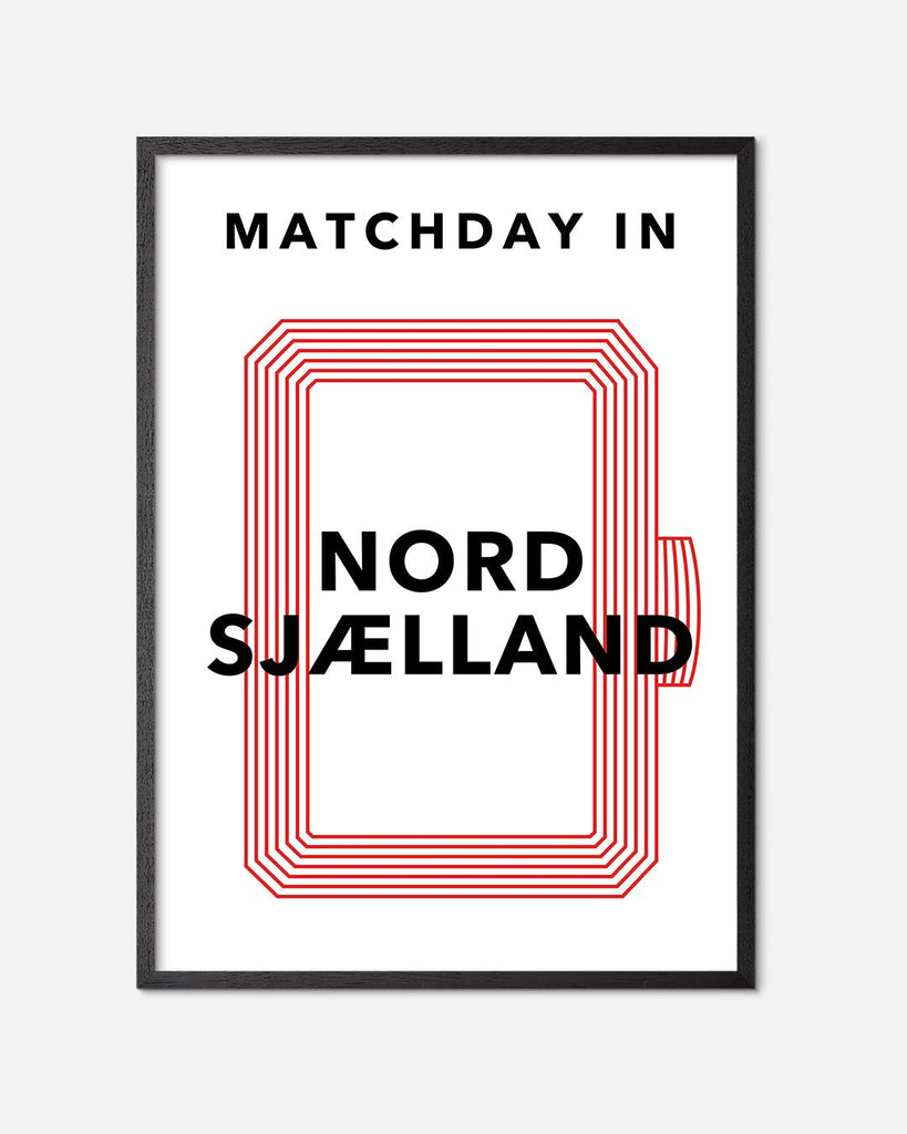 En F.C. Nordsjælland fodbold plakat med Nordsjællands stadion fra Matchday kollektionen i en sort egetræsramme - Olé Olé