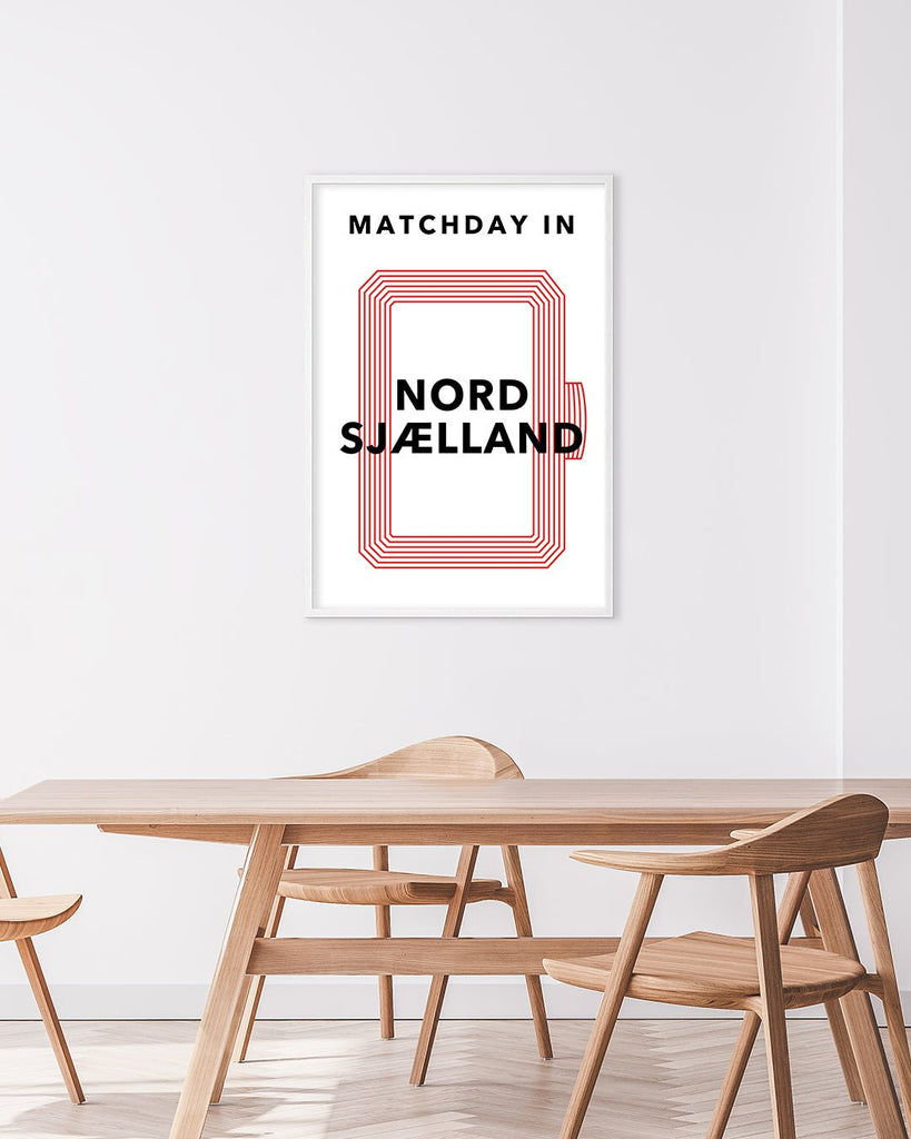 En F.C. Nordsjælland fodbold plakat med Nordsjællands stadion fra Matchday kollektionen hængende i en stue - Olé Olé
