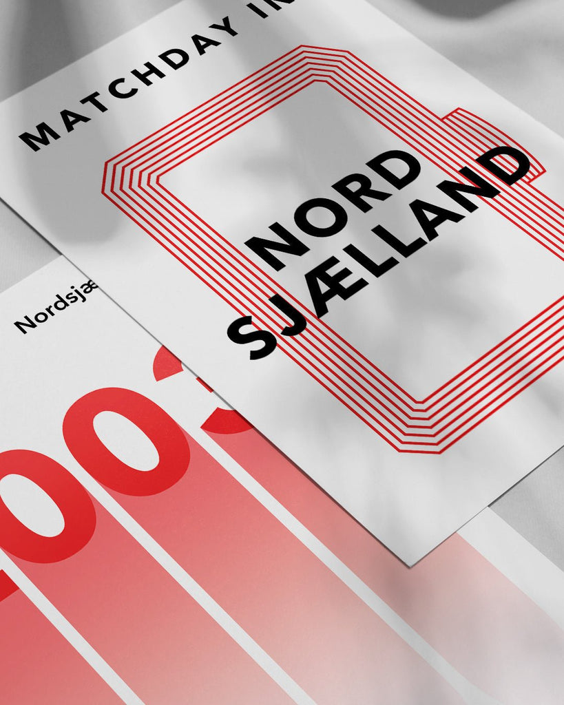 En F.C. Nordsjælland fodbold plakat med Nordsjællands stadion fra Matchday kollektionen ved siden af en anden plakat - Olé Olé