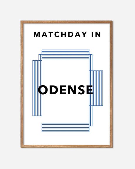 En OB fodbold plakat med Odense Stadion fra Matchday kollektionen i en egetræsramme - Olé Olé