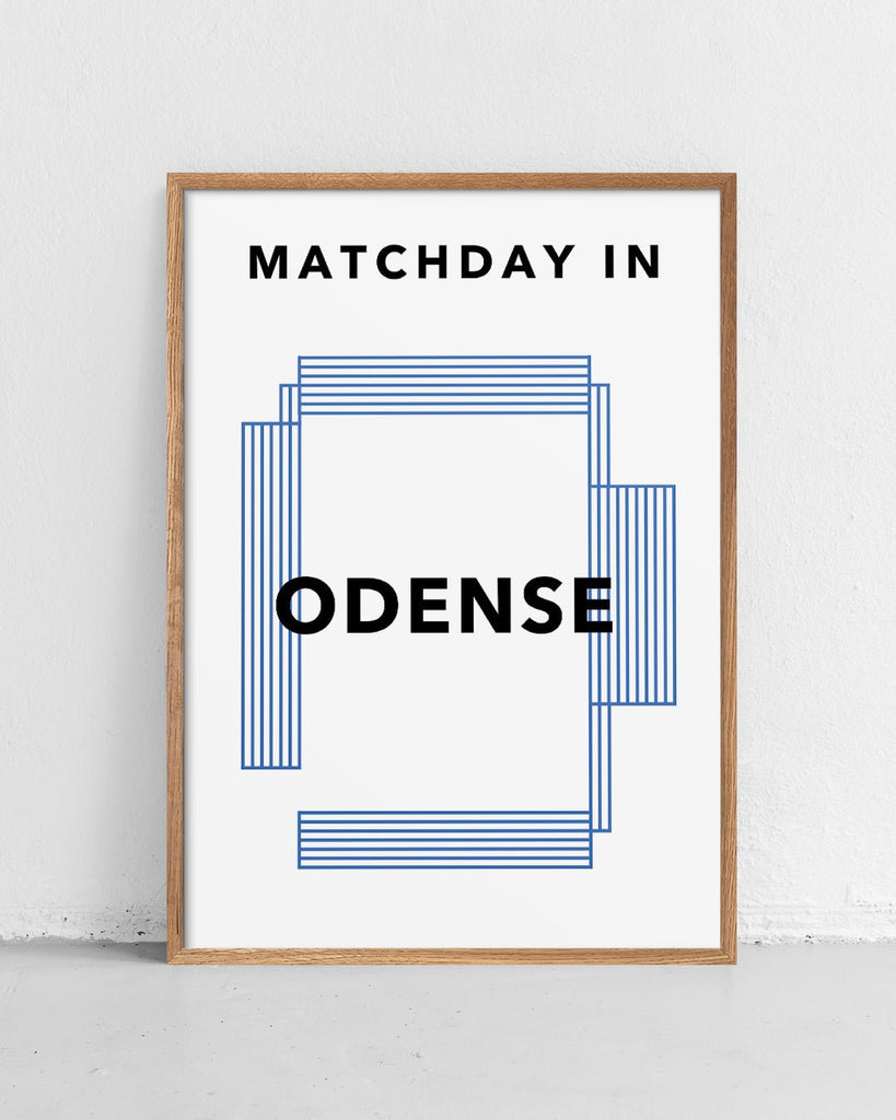 En OB fodbold plakat med Odense Stadion fra Matchday kollektionen stående på et gulv - Olé Olé
