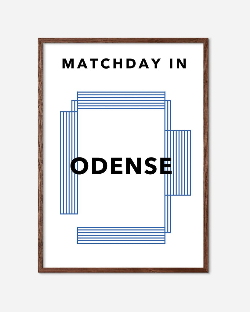 En OB fodbold plakat med Odense Stadion fra Matchday kollektionen i en mørk egetræsramme - Olé Olé