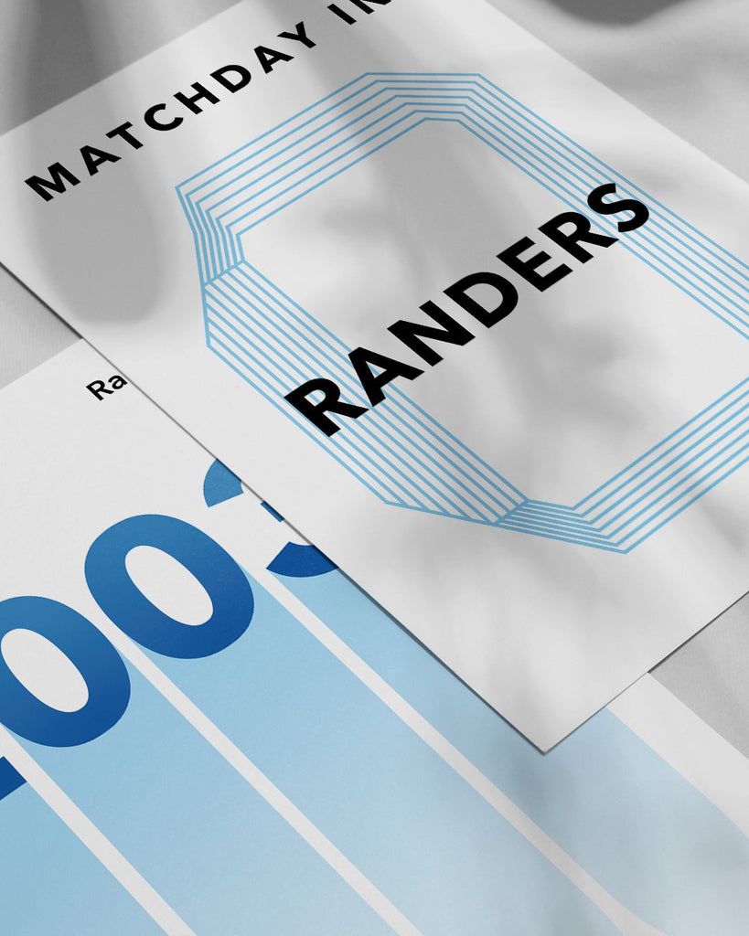En Randers F.C. fodbold plakat med Randers Stadion fra Matchday kollektionen ved siden af en anden plakat - Olé Olé