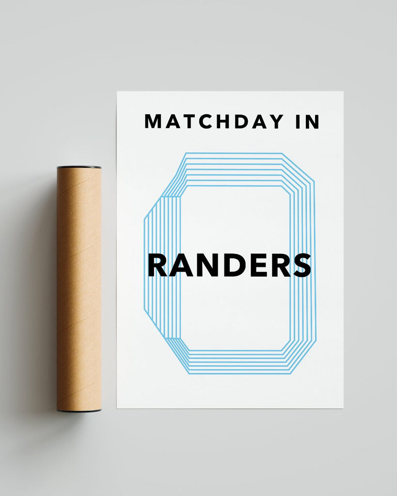 En Randers F.C. fodbold plakat med Randers Stadion fra Matchday kollektionen ved siden af emballage - Olé Olé