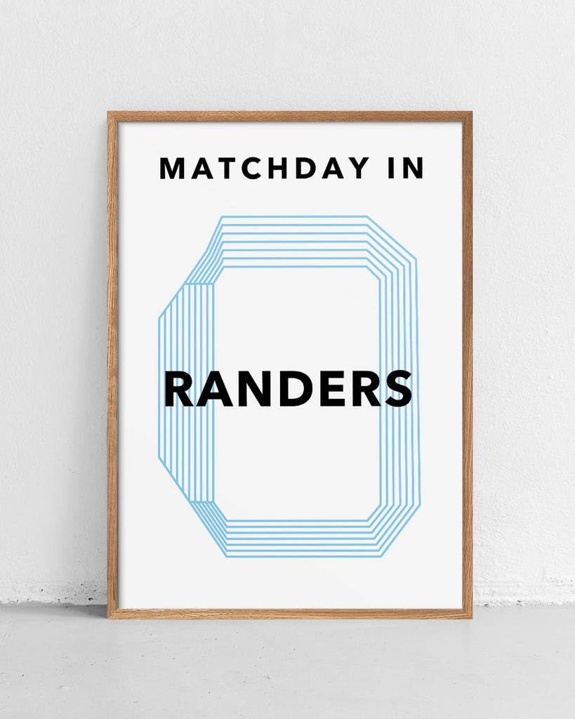 En Randers F.C. fodbold plakat med Randers Stadion fra Matchday kollektionen stående på et gulv - Olé Olé