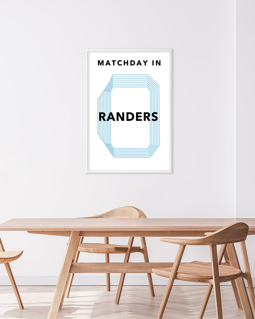 En Randers F.C. fodbold plakat med Randers Stadion fra Matchday kollektionen hængende i en stue - Olé Olé