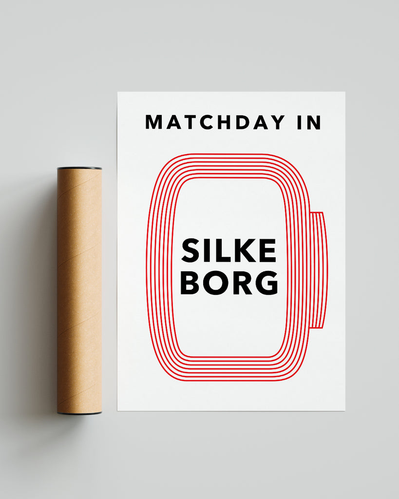 En Silkeborg I.F. fodbold plakat med Jyske Park fra Matchday kollektionen ved siden af emballage - Olé Olé
