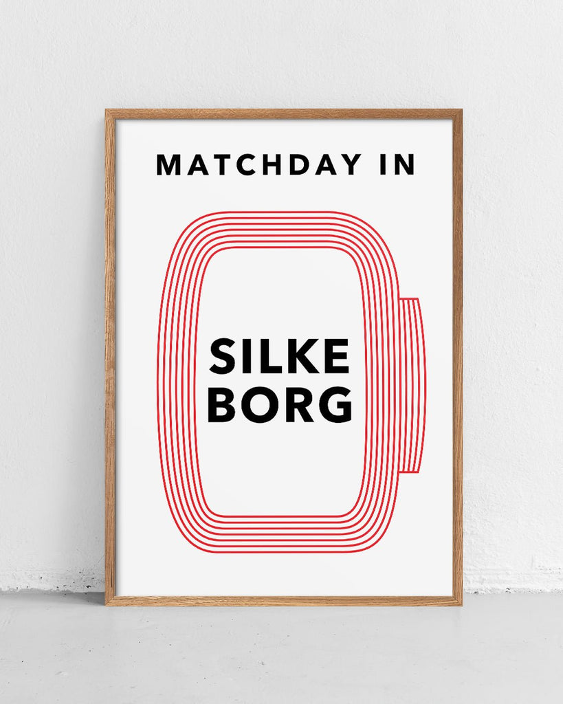 En Silkeborg I.F. fodbold plakat med Jyske Park fra Matchday kollektionen stående på et gulv - Olé Olé