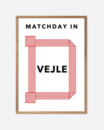 En VB fodbold plakat med Vejle Stadion fra Matchday kollektionen i en egetræsramme - Olé Olé