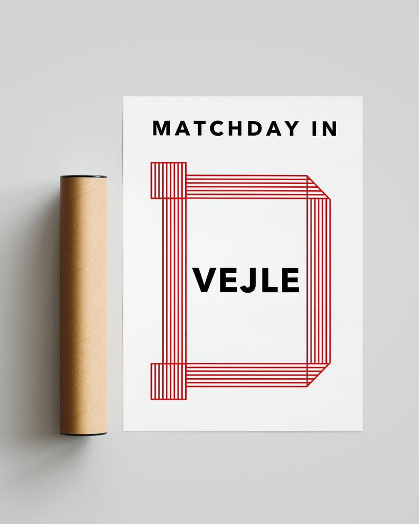 En VB fodbold plakat med Vejle Stadion fra Matchday kollektionen ved siden af emballage - Olé Olé
