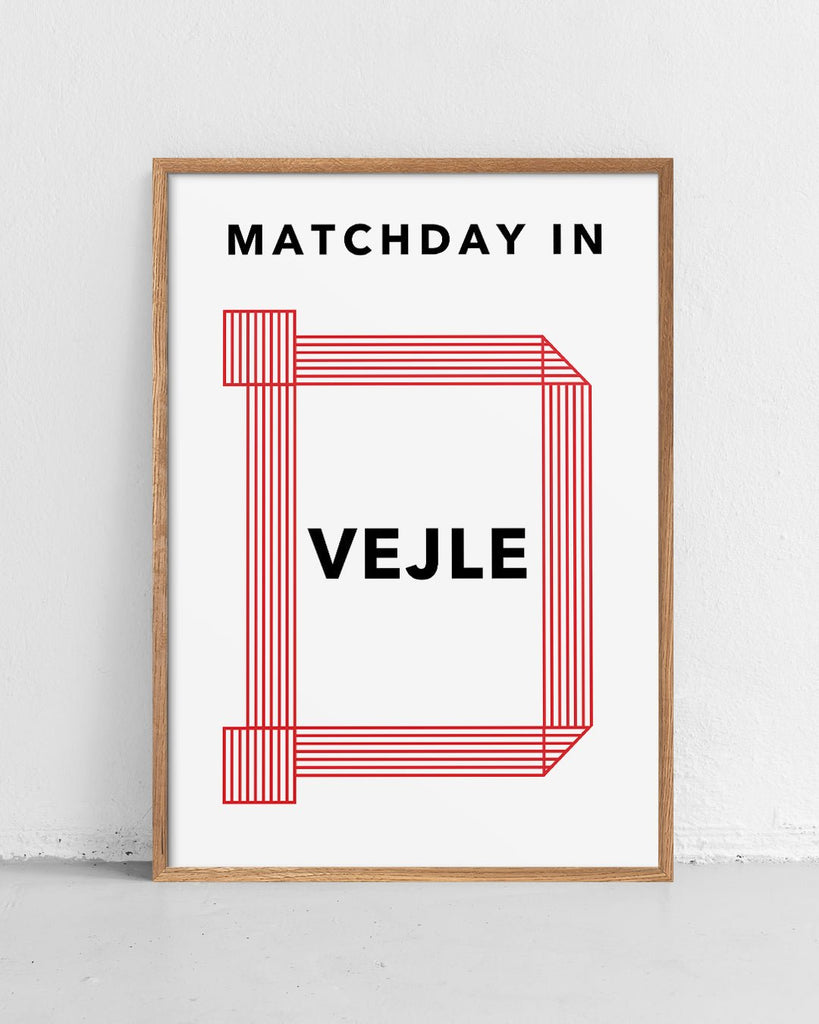 En VB fodbold plakat med Vejle Stadion fra Matchday kollektionen stående på et gulv - Olé Olé