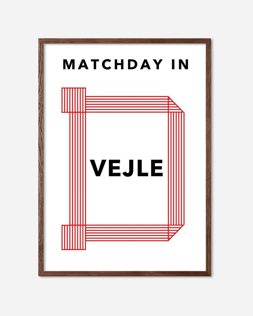 En VB fodbold plakat med Vejle Stadion fra Matchday kollektionen i en mørk egetræsramme - Olé Olé