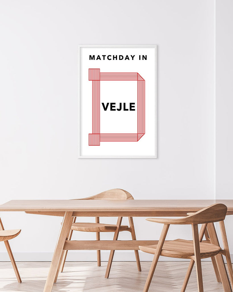 En VB fodbold plakat med Vejle Stadion fra Matchday kollektionen hængende i en stue - Olé Olé