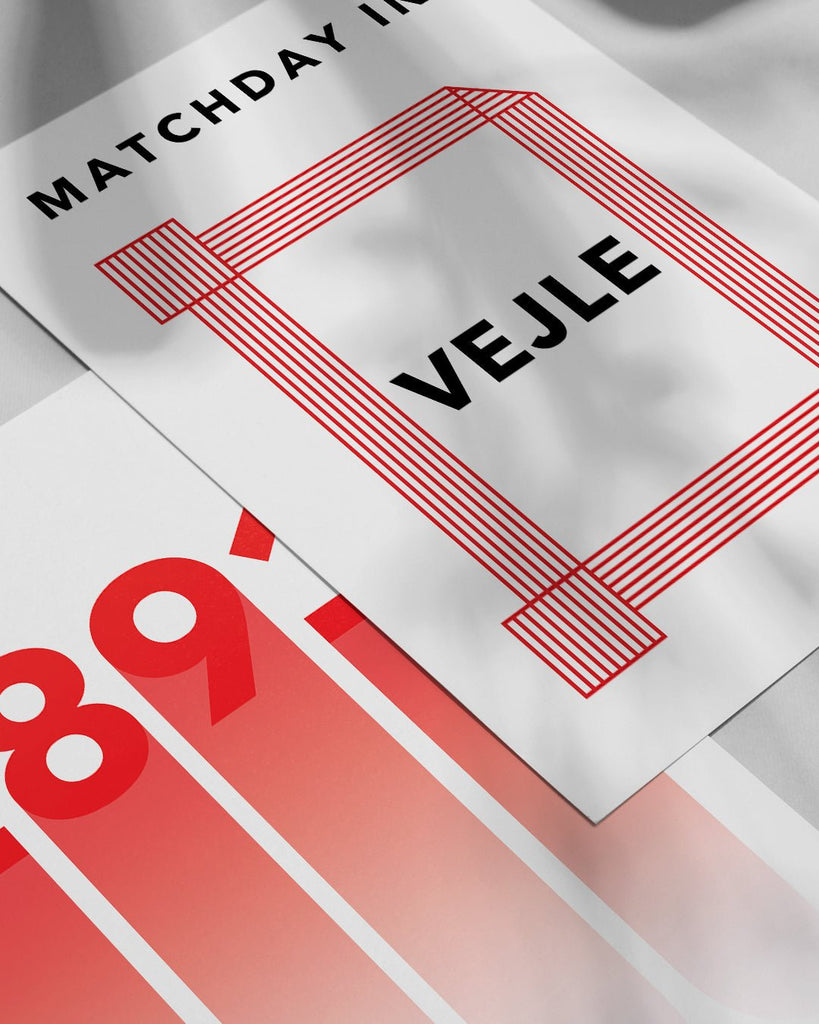 En VB fodbold plakat med Vejle Stadion fra Matchday kollektionen ved siden af en anden plakat - Olé Olé