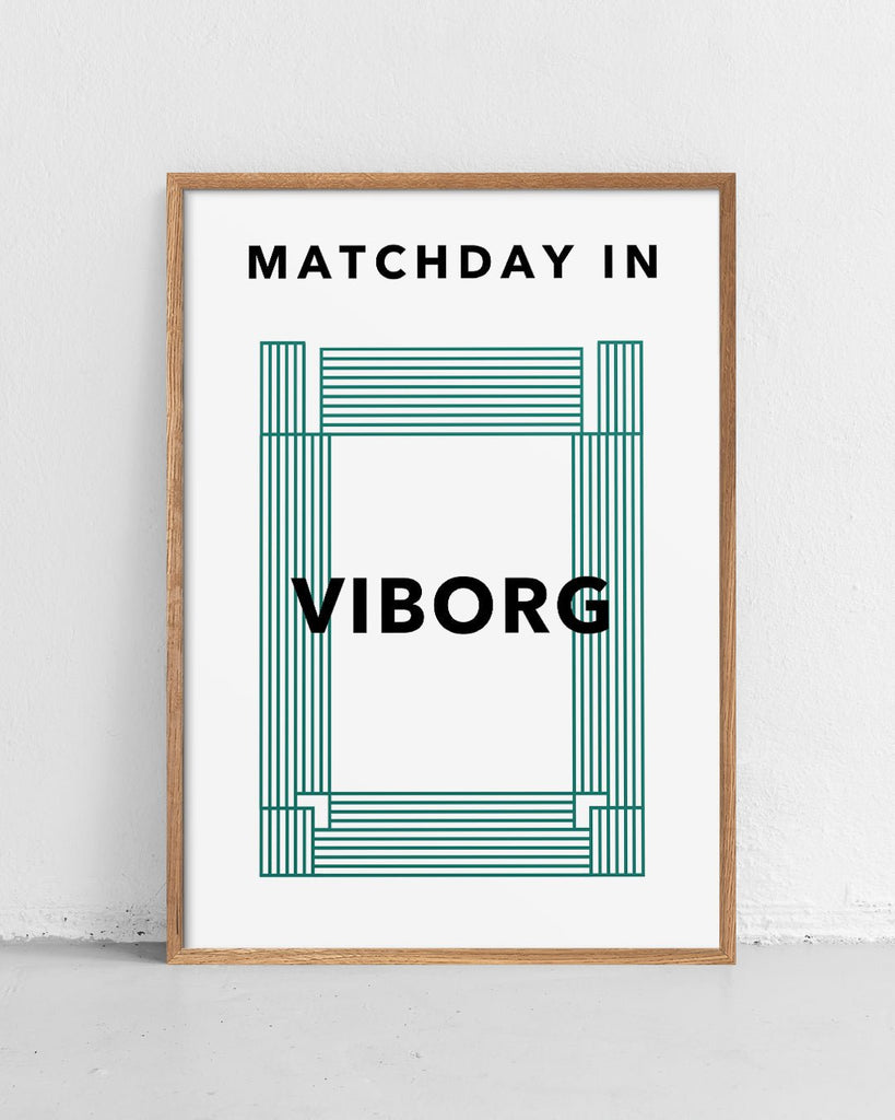 En Viborg F.F. fodbold plakat med Viborg Stadion fra Matchday kollektionen stående på et gulv - Olé Olé