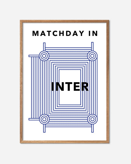 Matchday in Inter fodbold plakat med grafisk stadiondesign i egetræsramme