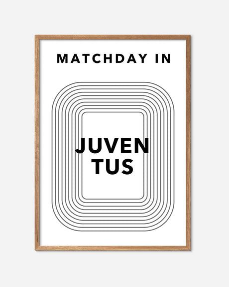 Fodbold plakat med teksten 'Matchday in Juventus', grafisk stadiondesign og egetræsramme