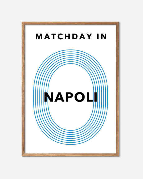 Fodbold plakat med teksten 'Matchday in Napoli', blå stadion-streger og egetræramme