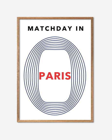 Matchday in Paris fodbold plakat med stadiongrafik, egetræsramme, moderne design