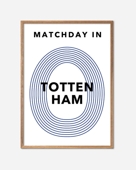 Fodboldplakat med teksten 'Matchday in Tottenham', minimalistisk design i egetræramme