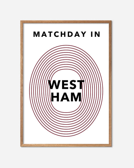 Fodbold plakat med teksten 'Matchday in West Ham' i egetræsramme, moderne design.
