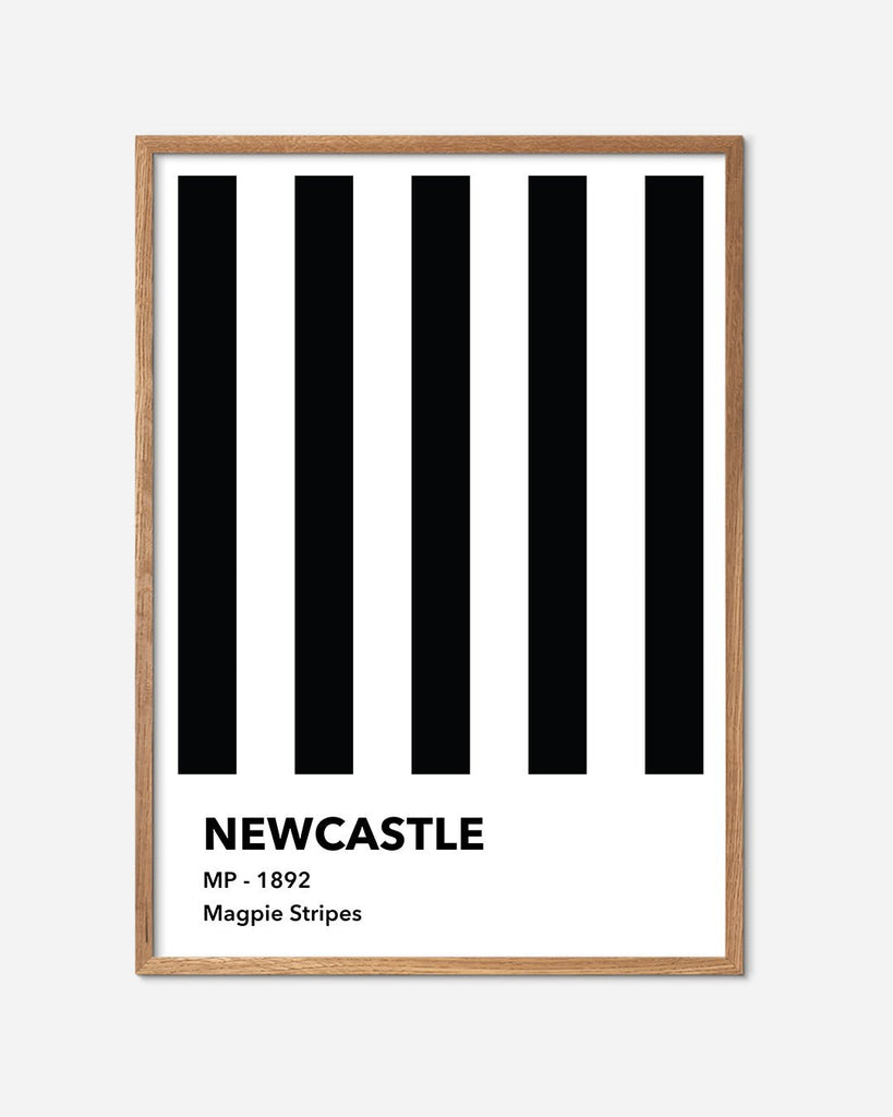 En Newcastle F.C. fodbold plakat med deres sorte og hvide striber fra Colors kollektionen i en egetræsramme - Olé Olé