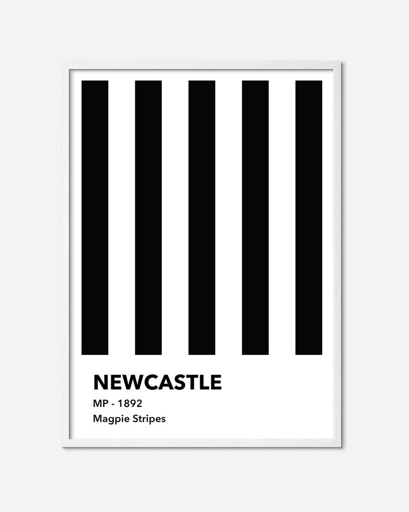 En Newcastle F.C. fodbold plakat med deres sorte og hvide striber fra Colors kollektionen i en hvid egetræsramme - Olé Olé