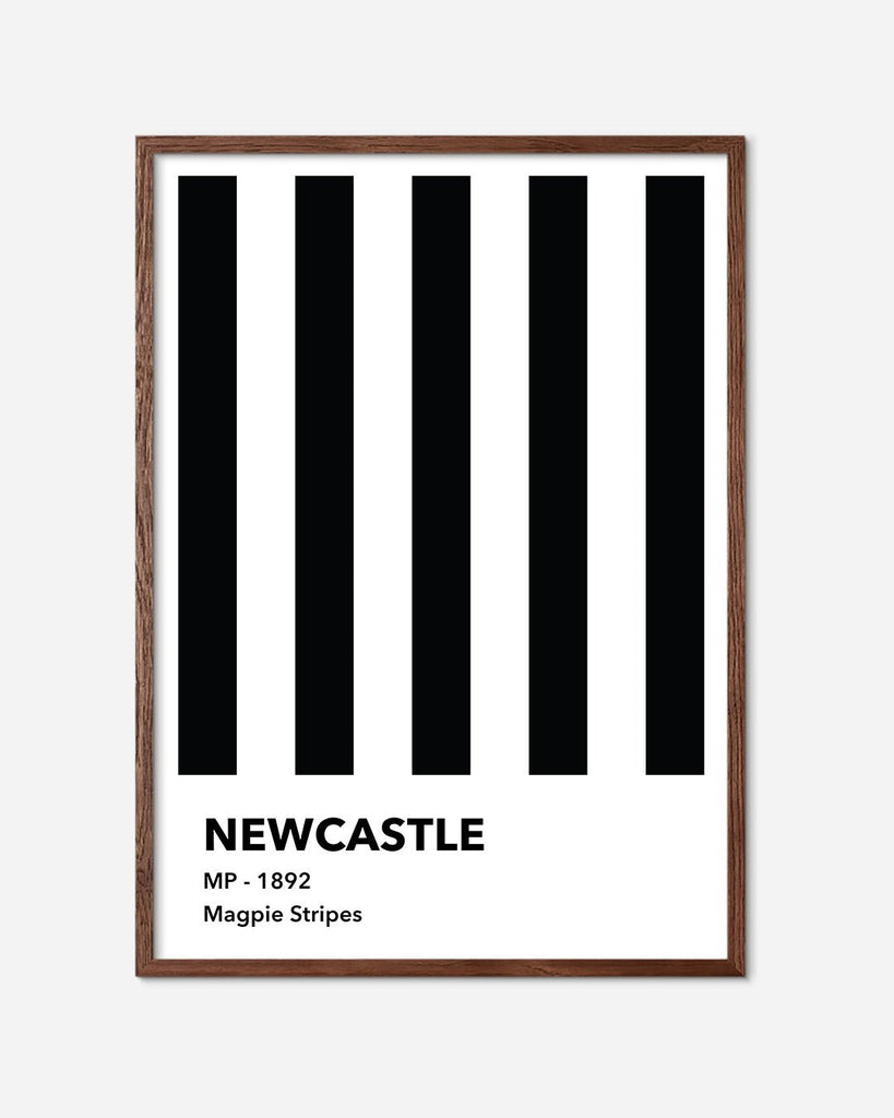 En Newcastle F.C. fodbold plakat med deres sorte og hvide striber fra Colors kollektionen i en mørk egetræsramme - Olé Olé