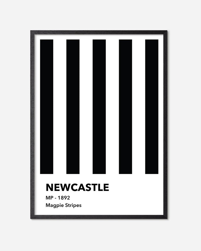 En Newcastle F.C. fodbold plakat med deres sorte og hvide striber fra Colors kollektionen i en sort egetræsramme - Olé Olé