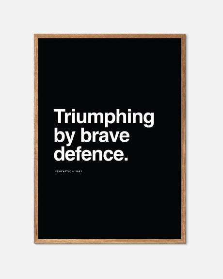 Sort fodbold plakat med teksten 'Triumphing by brave defence', enkel træramme, Newcastle motiv.