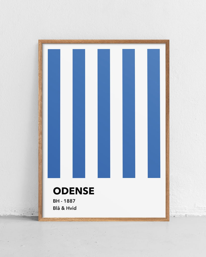 En OB fodbold plakat med deres blå og hvide striber fra Colors kollektionen stående på et gulv - Olé Olé