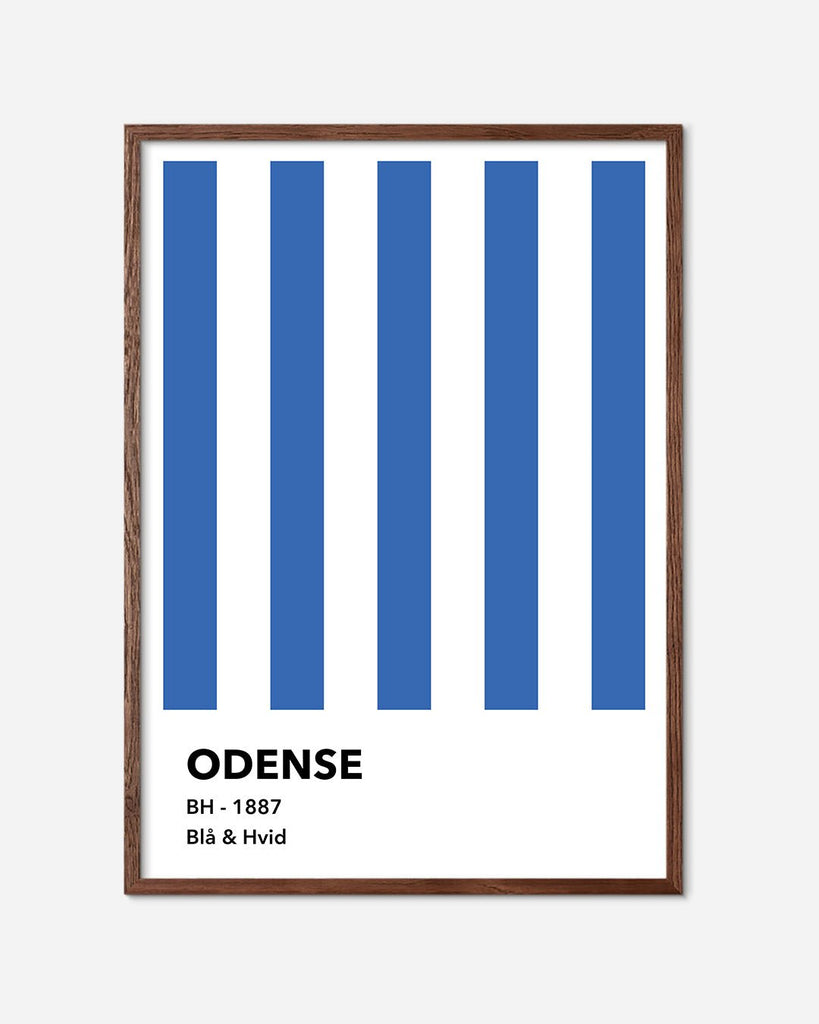En OB fodbold plakat med deres blå og hvide striber fra Colors kollektionen i en mørk egetræsramme - Olé Olé