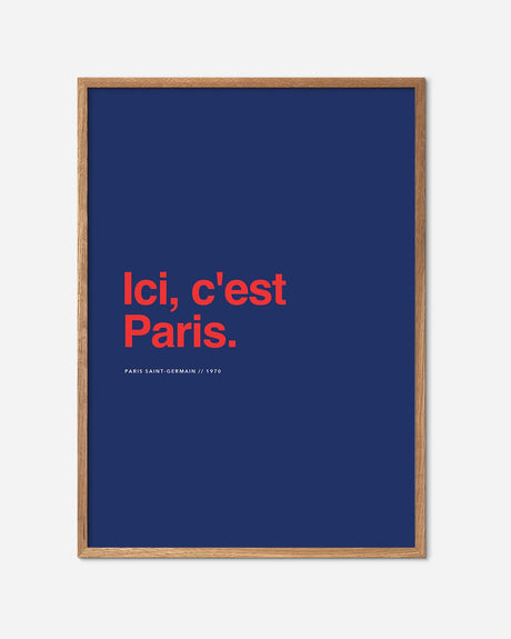 Fodbold plakat med teksten 'Ici, c'est Paris.' i rød på mørkeblå baggrund, egetræsramme.