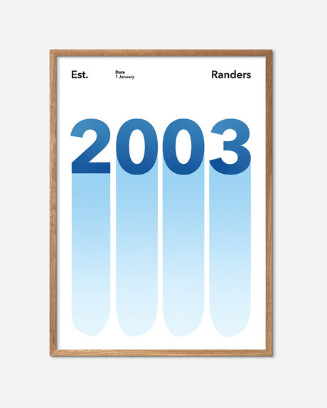 En Randers F.C. fodbold plakat med deres etableringsår 2003 fra Established kollektionen i en egetræsramme - Olé Olé