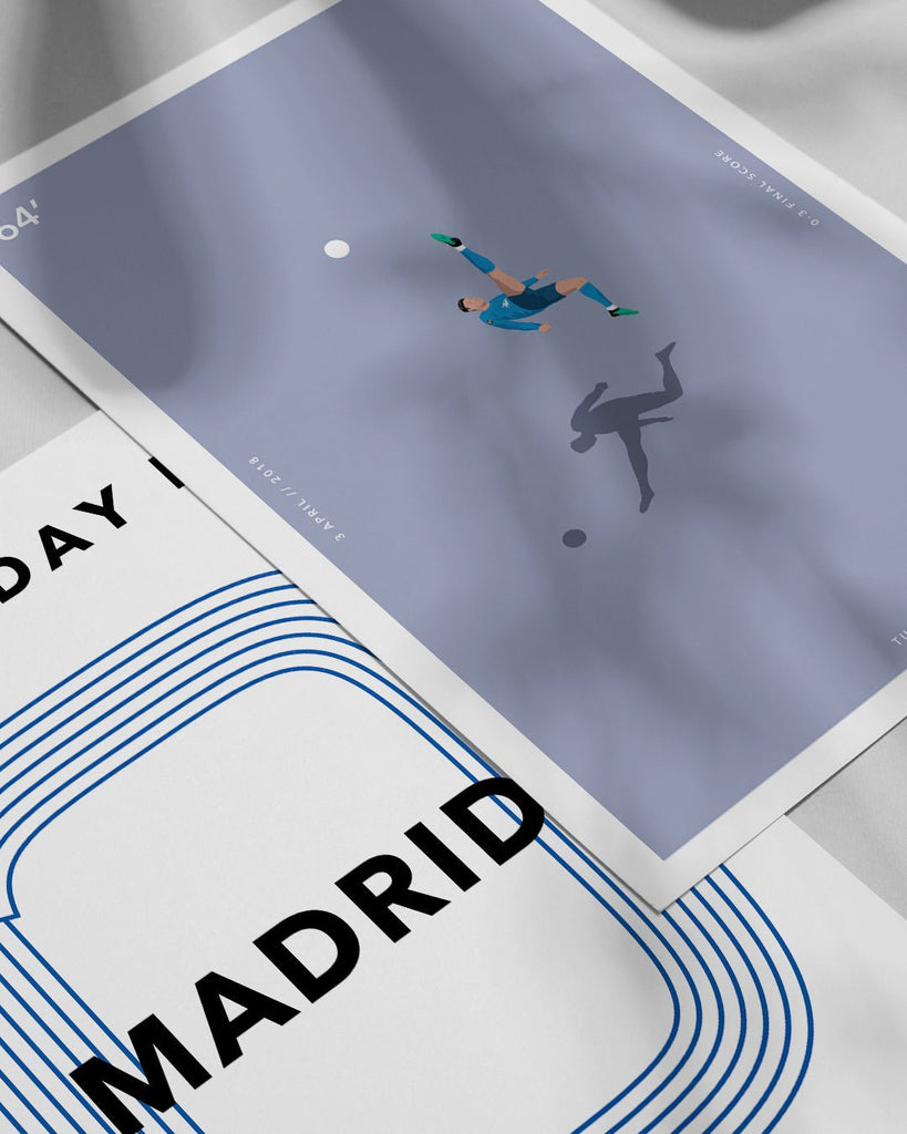 En Real Madrid fodbold plakat med Cristiano Ronaldo fra Great Moments kollektionen ved siden af en anden plakat - Olé Olé