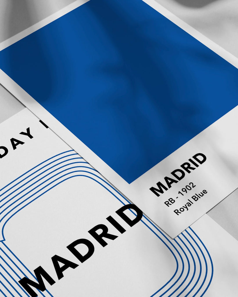 En Real Madrid C.F. fodbold plakat med deres kongeblå farve fra Colors kollektionen ved siden af en anden plakat - Olé Olé