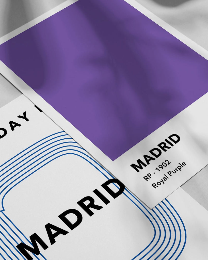 En Real Madrid C.F. fodbold plakat med deres lilla farve fra Colors kollektionen ved siden af en anden plakat - Olé Olé