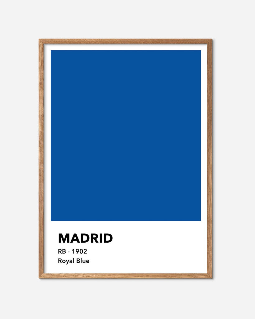 En Real Madrid C.F. fodbold plakat med deres kongeblå farve fra Colors kollektionen i en egetræsramme - Olé Olé