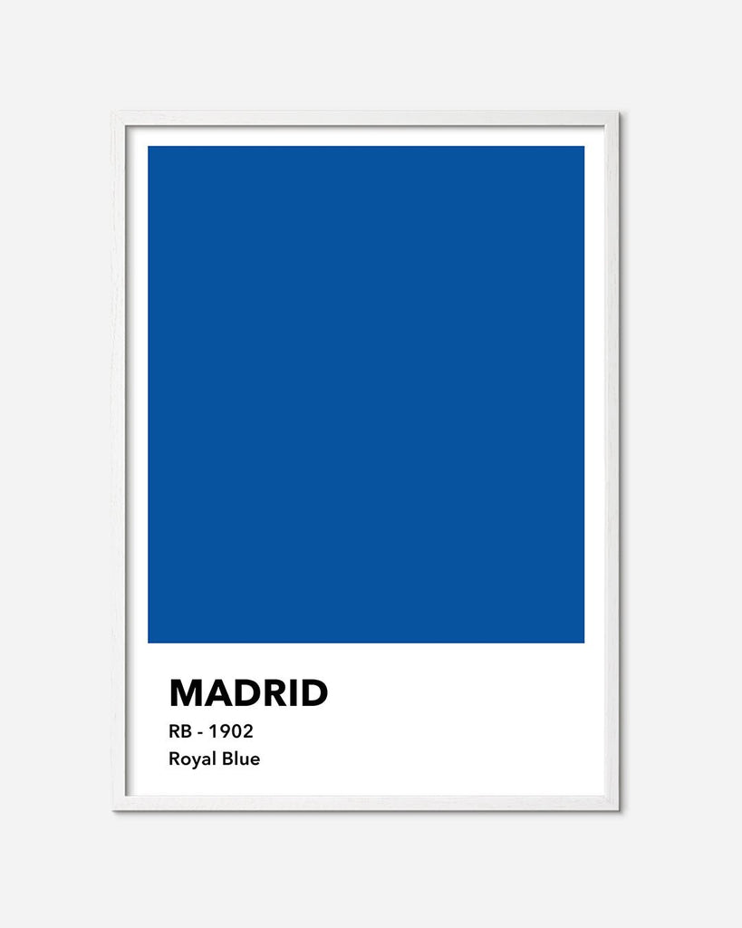 En Real Madrid C.F. fodbold plakat med deres kongeblå farve fra Colors kollektionen i en hvid egetræsramme - Olé Olé