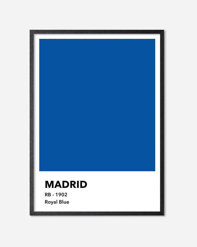 En Real Madrid C.F. fodbold plakat med deres kongeblå farve fra Colors kollektionen i en sort egetræsramme - Olé Olé