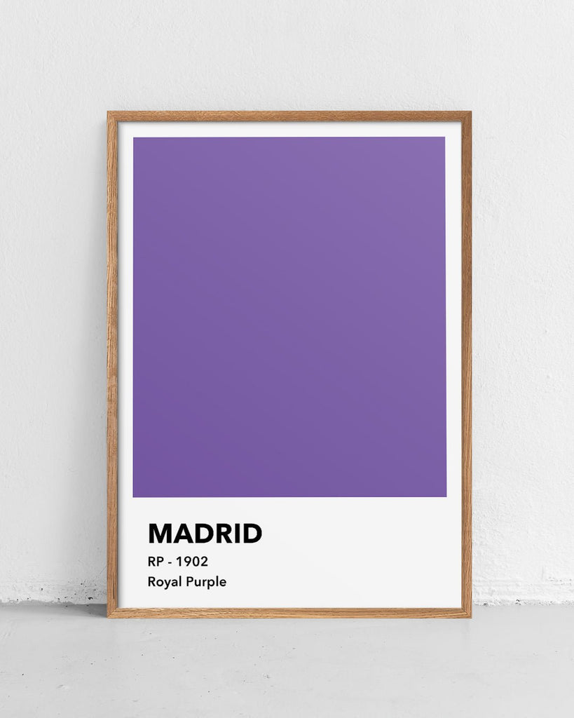 En Real Madrid C.F. fodbold plakat med deres lilla farve fra Colors kollektionen stående på et gulv - Olé Olé