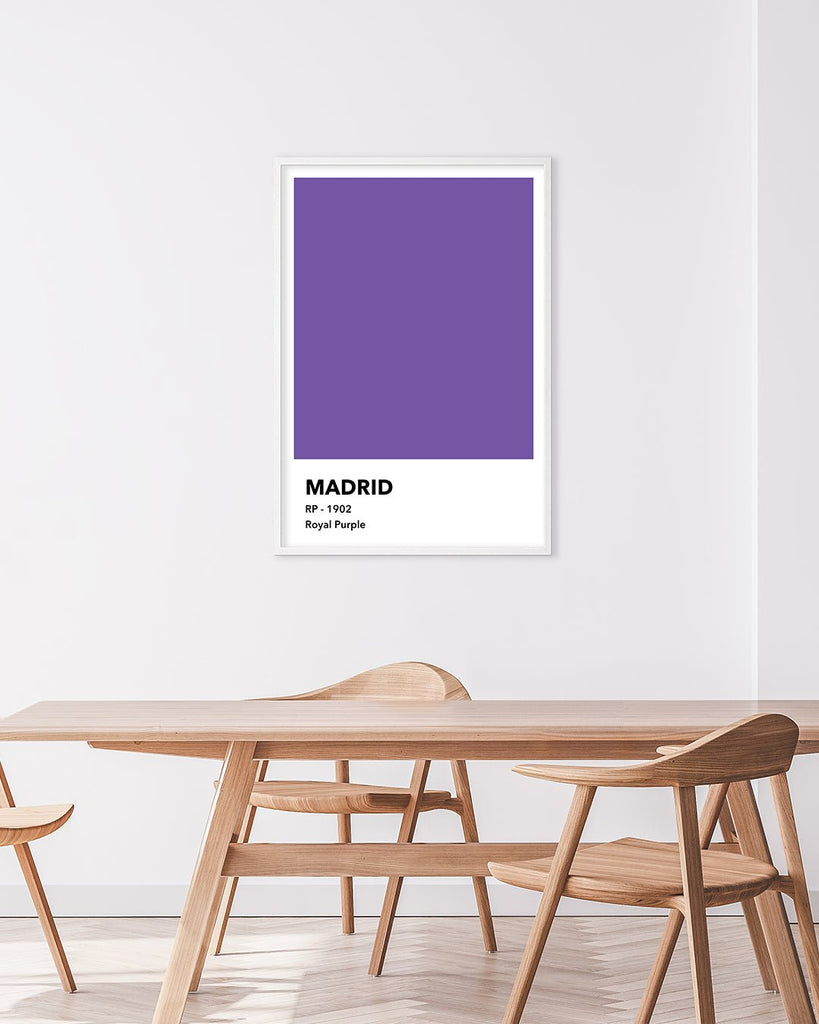 En Real Madrid C.F. fodbold plakat med deres lilla farve fra Colors kollektionen hængende i en stue - Olé Olé