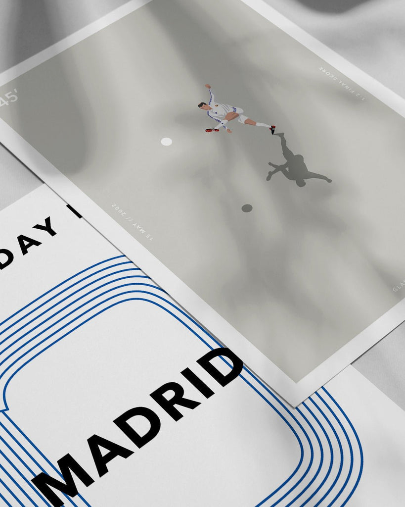 En Real Madrid fodbold plakat med Zinedine Zidane fra Great Moments kollektionen ved siden af en anden plakat - Olé Olé