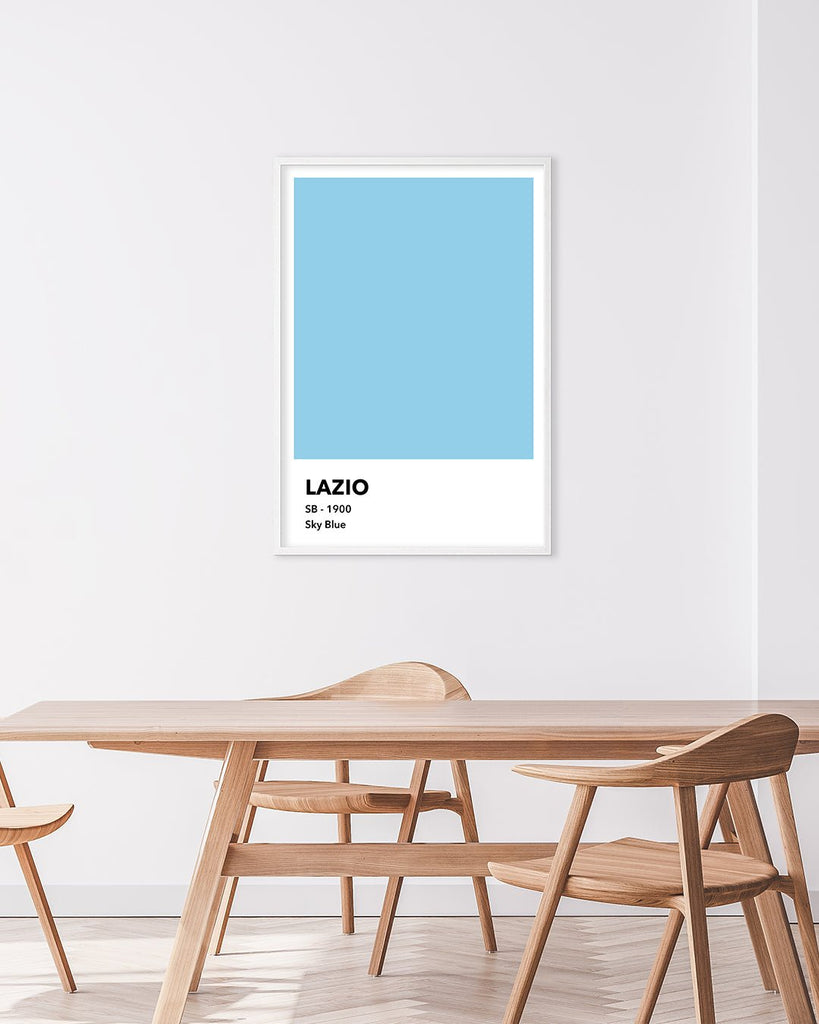 En S.S. Lazio fodbold plakat med deres lyseblå farve fra Colors kollektionen hængende i en stue - Olé Olé
