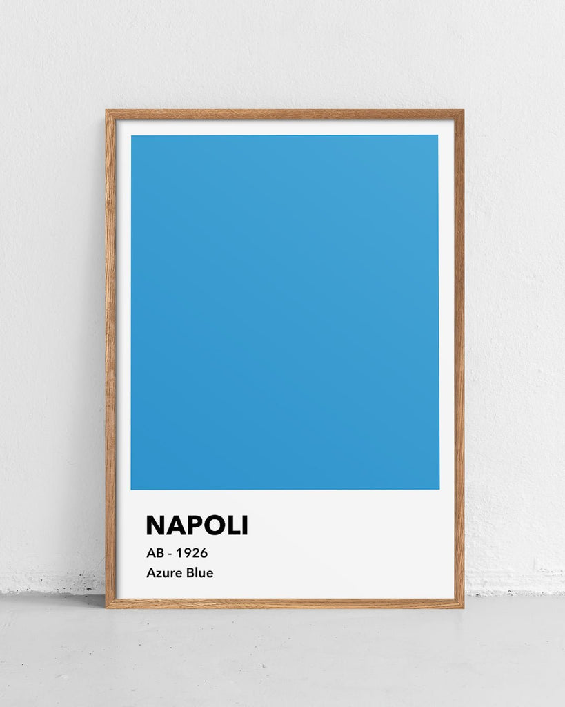 En S.S.C. Napoli fodbold plakat med deres lyseblå farve fra Colors kollektionen stående på et gulv - Olé Olé