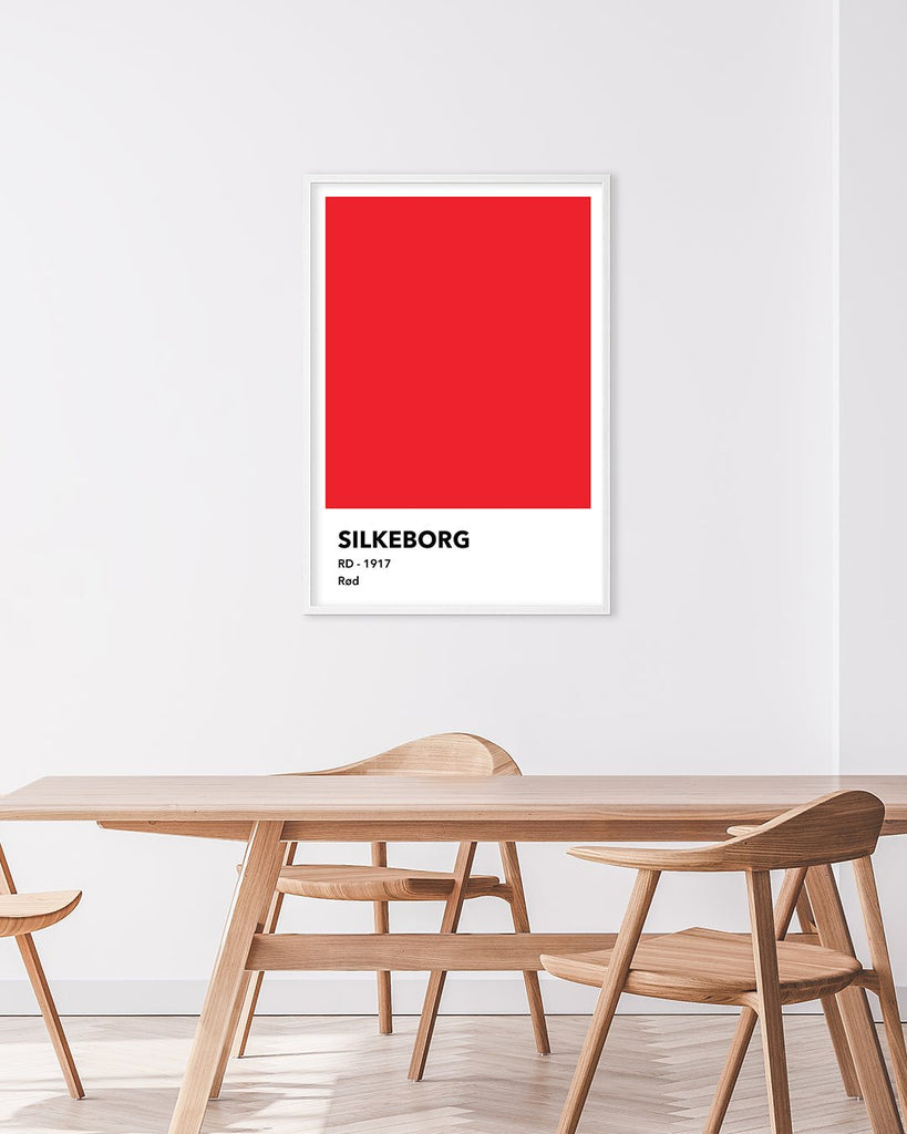 En Silkeborg I.F. fodbold plakat med deres røde farve fra Colors kollektionen hængende i en stue - Olé Olé