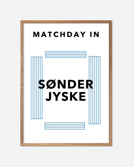 Sønderjyske matchday fodbold plakat med blå grafiske linjer og egetræsramme