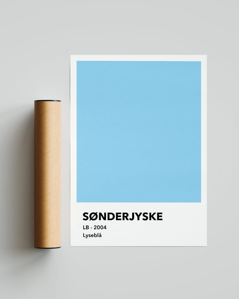 En Sønderjyske fodbold plakat med deres lyseblå farve fra Colors kollektionen ved siden af emballage - Olé Olé