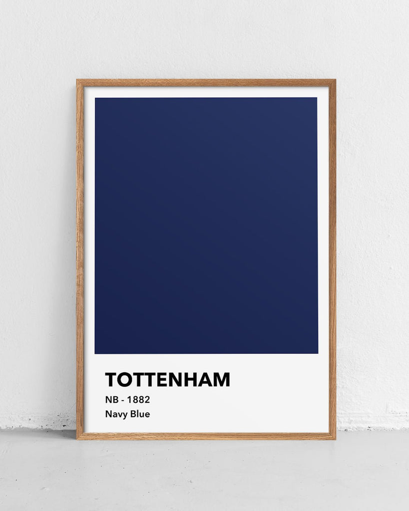 En Tottenham F.C. fodbold plakat med deres marineblå farve fra Colors kollektionen stående på et gulv - Olé Olé